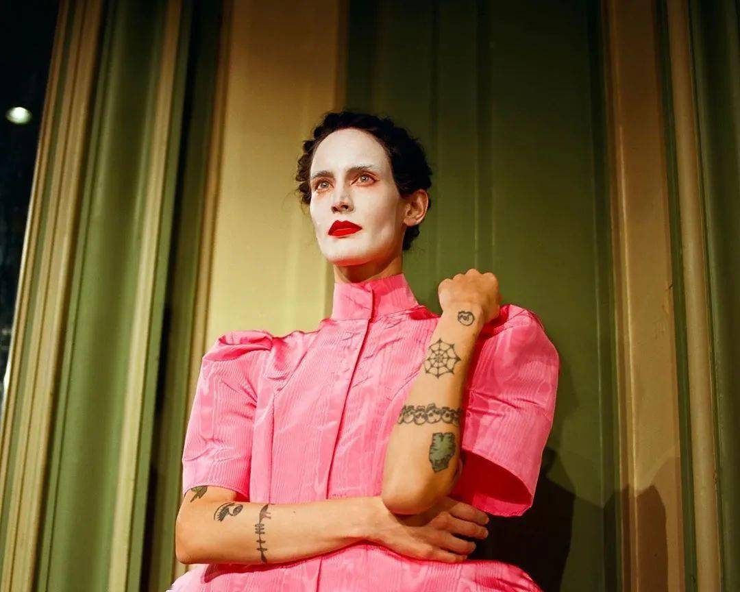 废物|鞋子变花篮，煎蛋做胸衣，他们把“废物”利用玩出了新花样，老改造届设计师了！