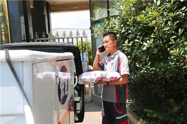 包裹|盛夏烈日下的快递员：每天工作近9小时 送百余件快递
