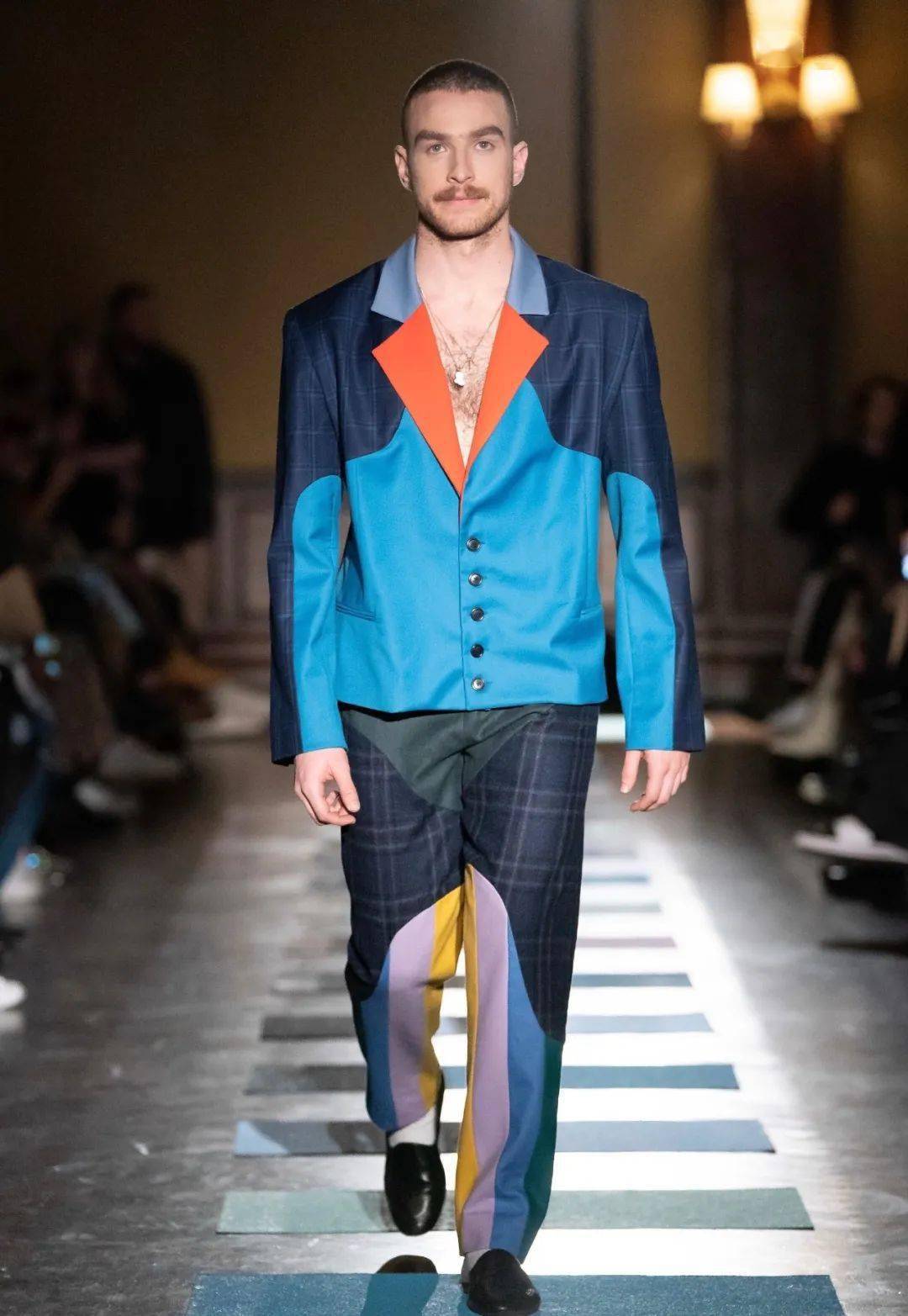 废物|鞋子变花篮，煎蛋做胸衣，他们把“废物”利用玩出了新花样，老改造届设计师了！