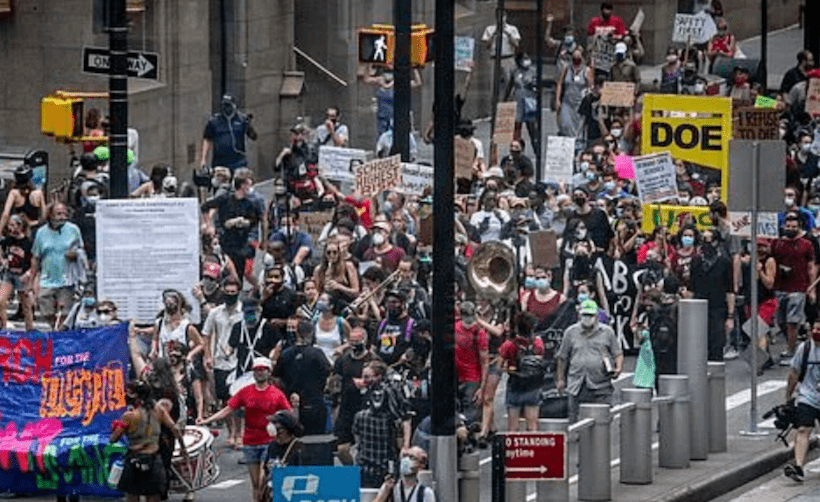 美国|美国学生曝光学校复课乱象：不戴口罩还人挤人 美国多地教师游行反对复课