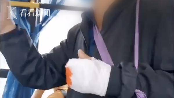 徐彬|男子缠“渗血”纱布乞讨 公交司机一声吼当场拆穿