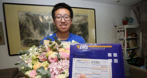 投递|刚刚！首封邮政投递高考录取通知书送达