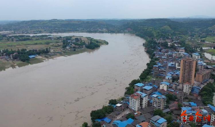 亚搏手机版官方-
涪江洪峰过境合川 超警戒水位3.8米！