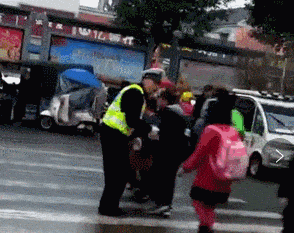 侍东亮|12个班毕业照的“C位”全是他！网友知道身份后怒赞：他值得！