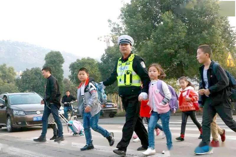 毕业|啥情况？小学毕业照，C位是交警？！
