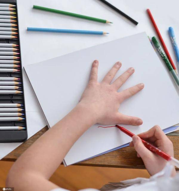 左撇子|“糟糕，碰到他的胳膊了……”