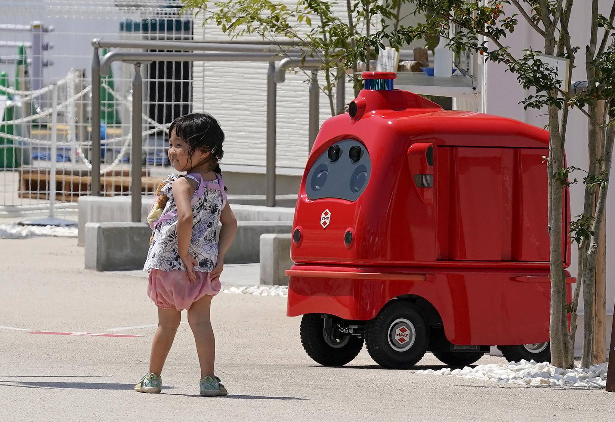 日本推出外卖送餐机器人