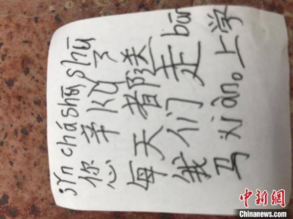 侍东亮|江苏一小学毕业照辅警“C位出道”背后：用爱心在付出