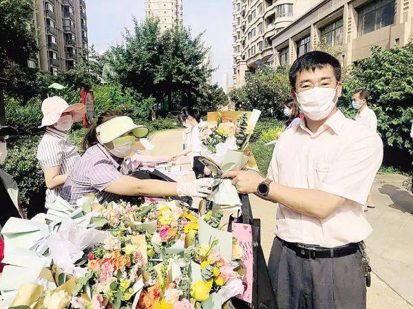 社区|单元门前，转送的鲜花……