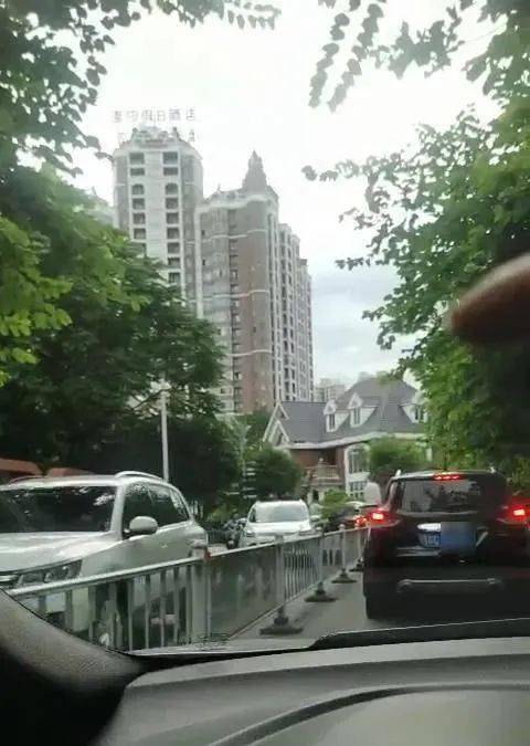 现场丨搞大了!桂林多名业主将自家小区大门堵住,警察都来了!_临桂