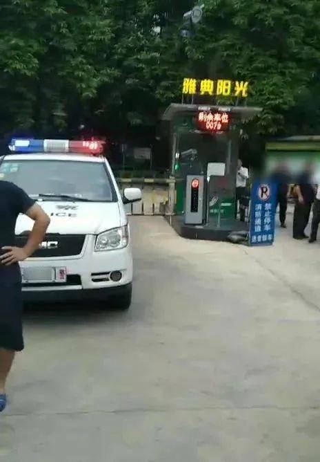 现场丨搞大了!桂林多名业主将自家小区大门堵住,警察都来了!_临桂