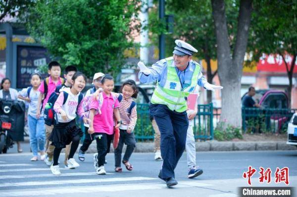 侍东亮|12张都有他！小学毕业照辅警坐C位