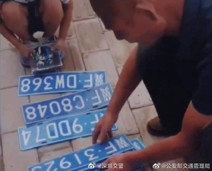 车主|神操作捡大雨中掉落的车牌在路边摆摊等车主，给硬核大爷点赞！