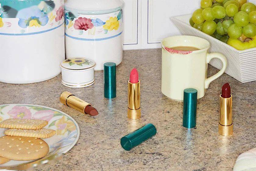 江疏影|化女团妆、一起吃“网红套餐”，江疏影关晓彤的姐妹聚会好开心 | 美妆周盘点