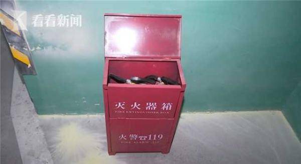 灭火器|两小孩乱弄灭火器 小区地下车库里车辆全白了头