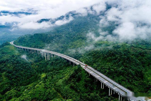 成都至泸沽湖:雅西高速公路行在云端240公里,每公里造价近亿元