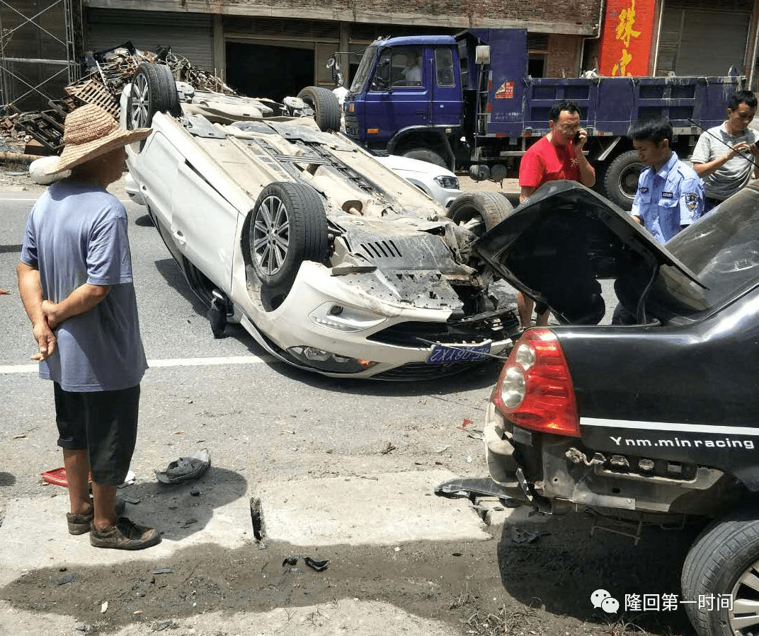 事故发生后当地交通部门到达现场处理,目前事故原因还在调查中,详情请