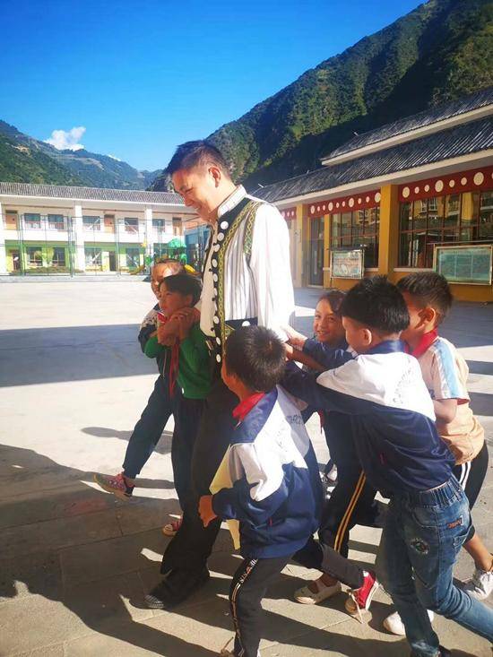 许玉辉|有心了！为了方便学生认字练字，这位支教教师在火山石上做了这件事…… | 特别关注