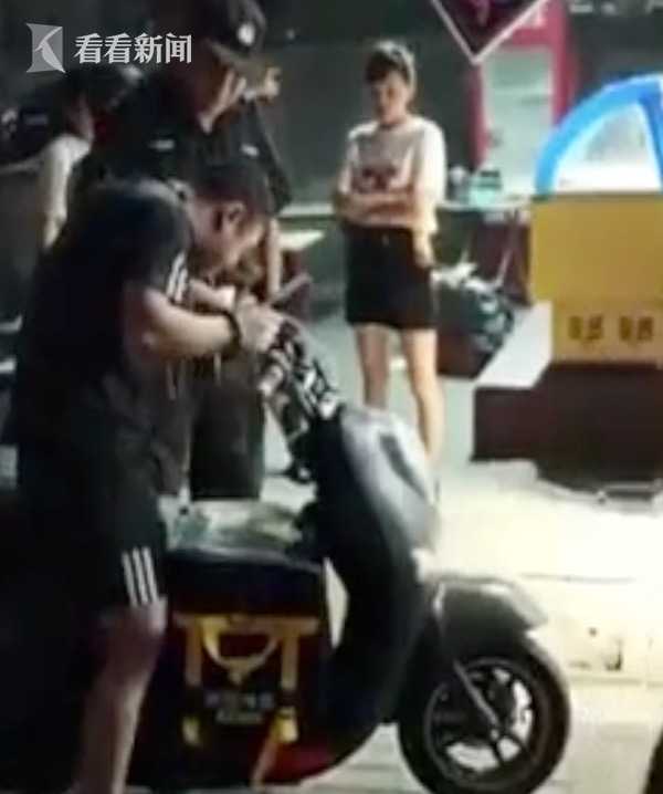 灭火器|凌晨拿餐遇火灾 外卖小哥砸开卷帘门往火场冲…