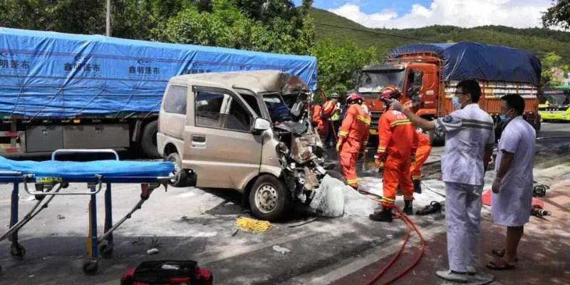 惨烈!南宁罗文大道面包车追尾大货车,事故造成一死一伤