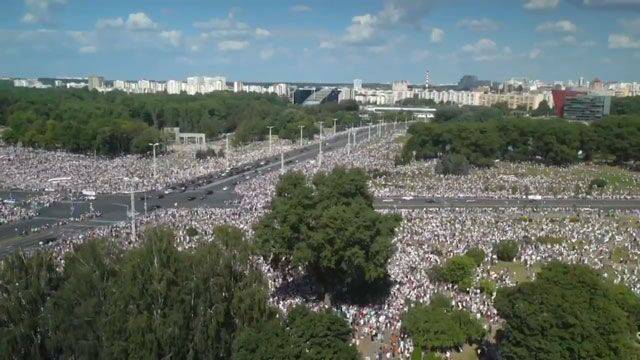 白俄罗斯首都数万人示威，马克龙送来“关心”