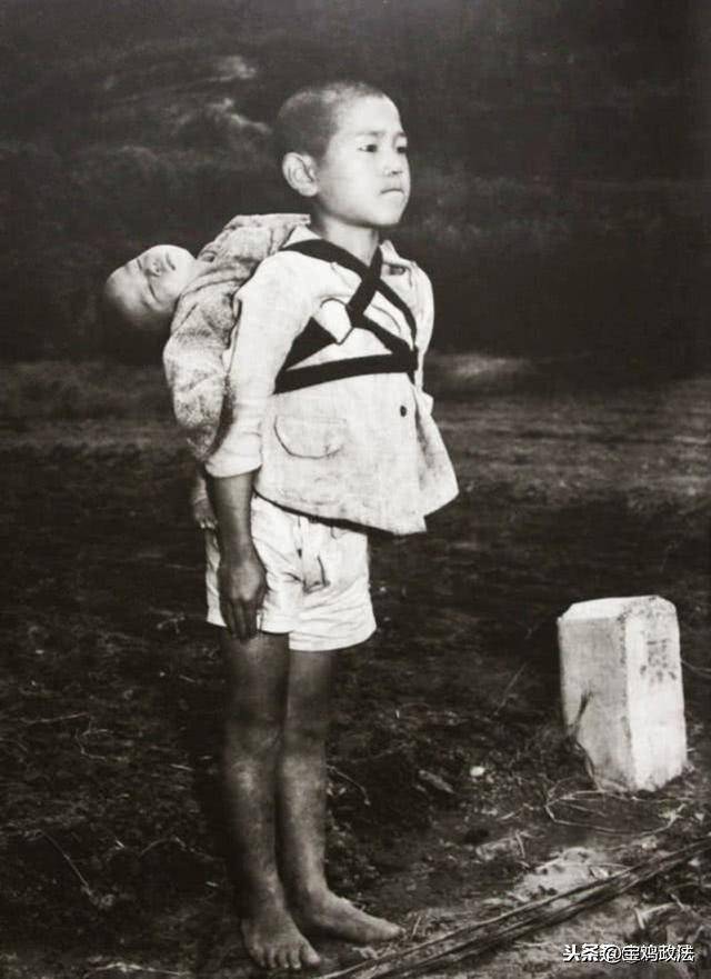 原子弹炸后的最著名照片一个日本男孩背着死去的弟弟到火葬场
