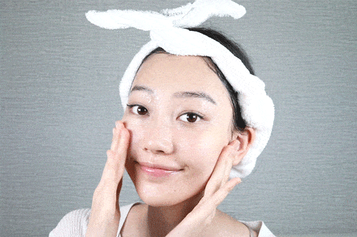 网友|“韩国第一绿茶”湿身照被扒！50岁撩到国民男神，网友酸哭：这女人段位太高！