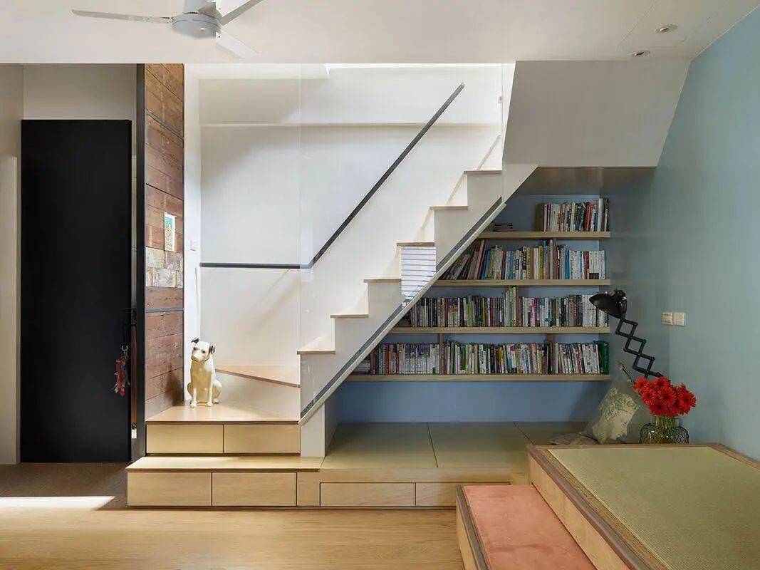 如果是小户型家里收纳空间不足,可以考虑将楼梯下方的空间利用起来