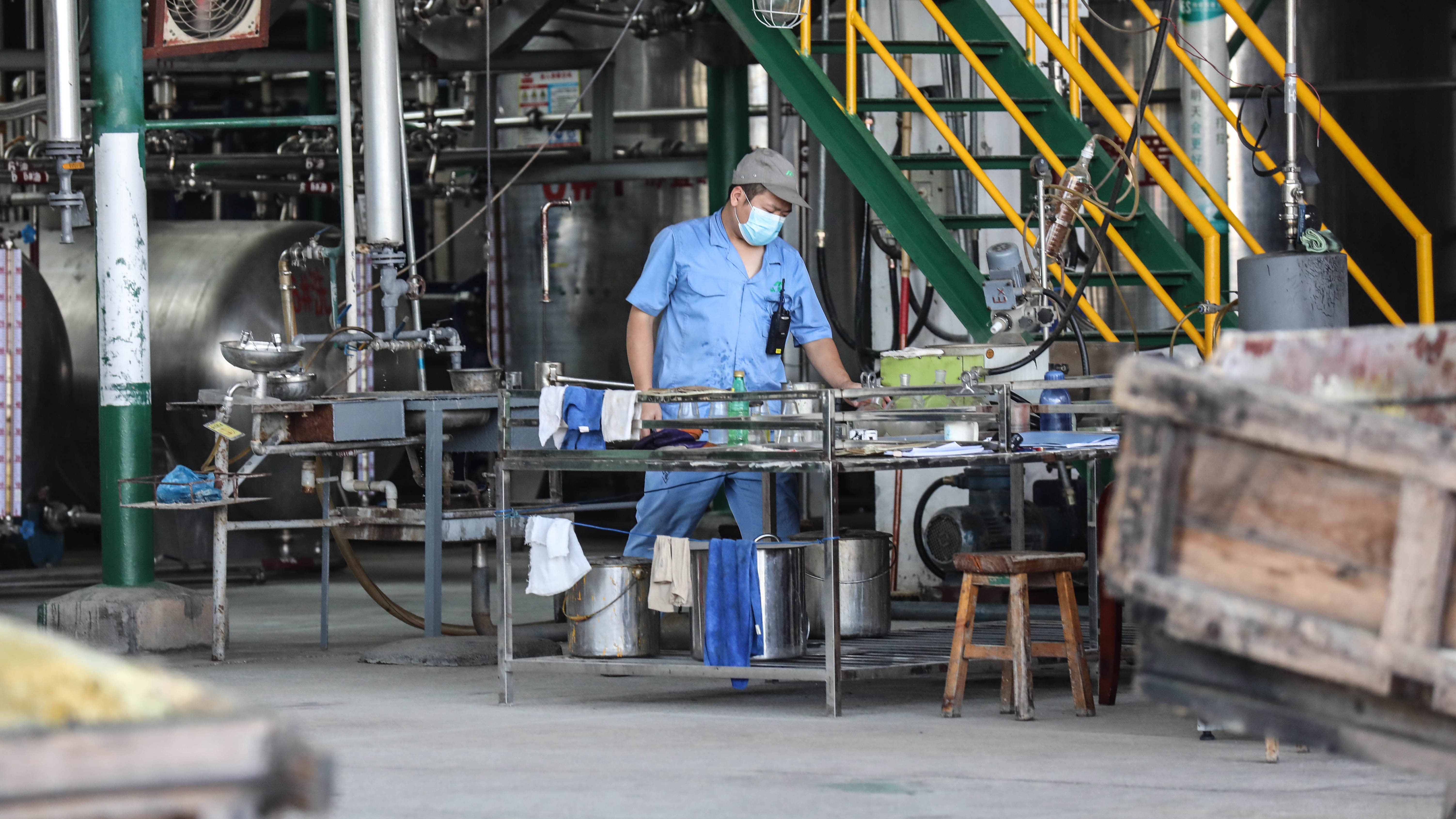 8月18日,在广西柳州市融安县,广西仙草堂制药有限责任公司员工在生产