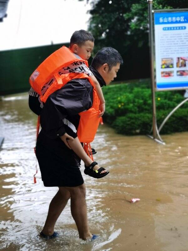 大佛|洪水围困乐山凤洲岛千余群众 乐山大佛“脚趾头”70年来首次被淹