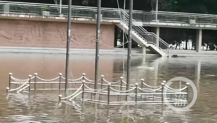 ​重庆实验中学操场被淹，学校派专人24小时值守