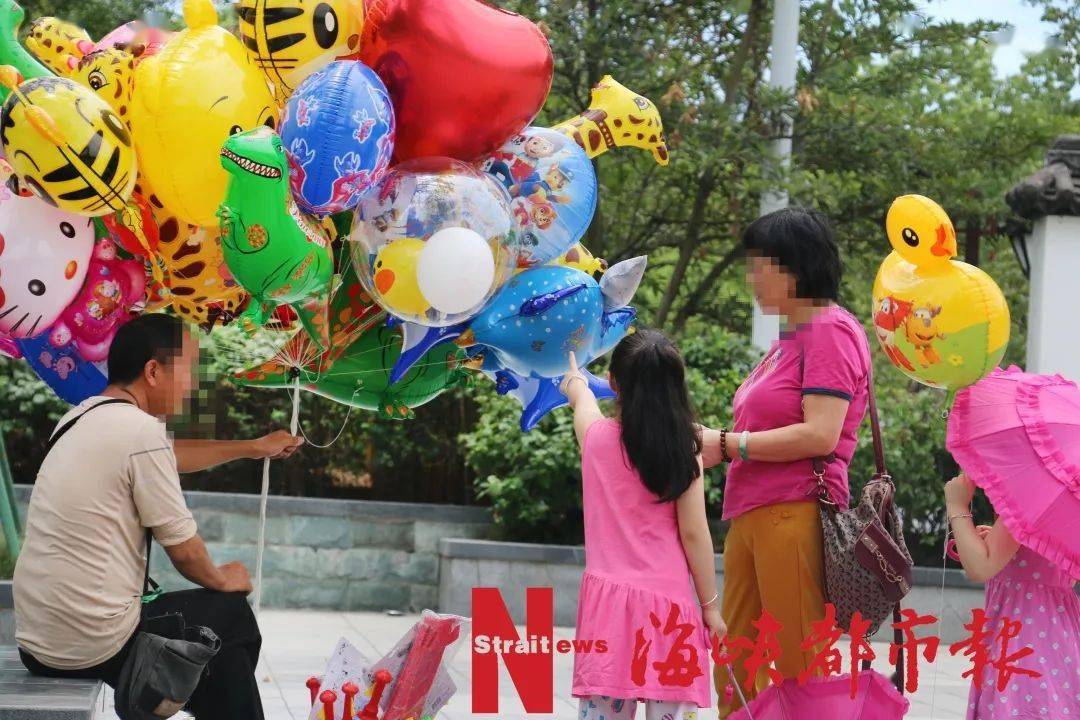 左海公园北门的气球吸引了大批孩子的目光
