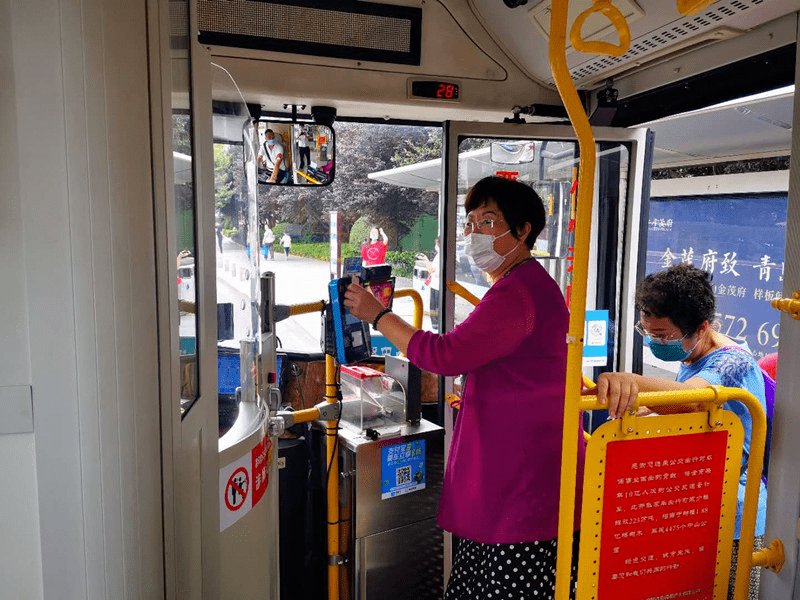 乘客|驾驶员与乘客成了“老铁”，青岛463路微循环公交：居民的“知心号”定制车