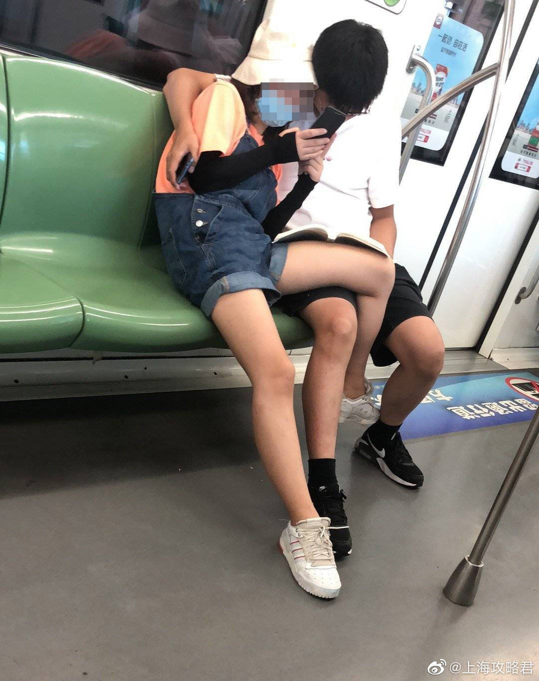 男女躺在座位上举止不雅一人没戴口罩，上海地铁呼吁文明乘车