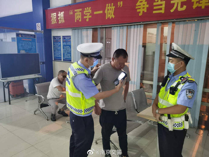 醉酒替疲劳朋友开车 一查还是无证