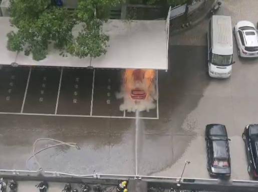 北汽新能源EX360冒烟后遇水爆炸  车体损毁严重