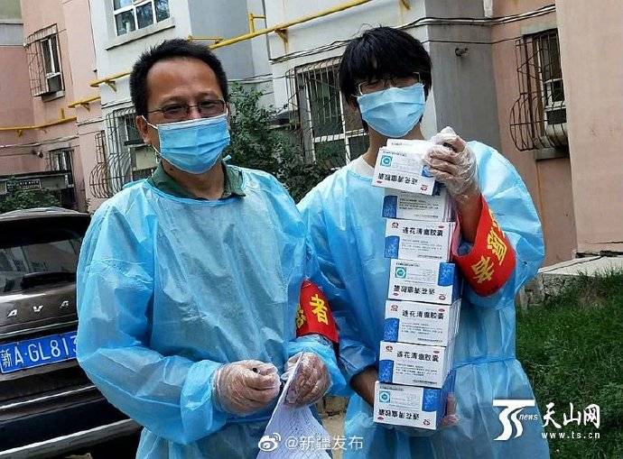 乌鲁木齐|乌鲁木齐社区战疫志愿者中的“铁搭档”