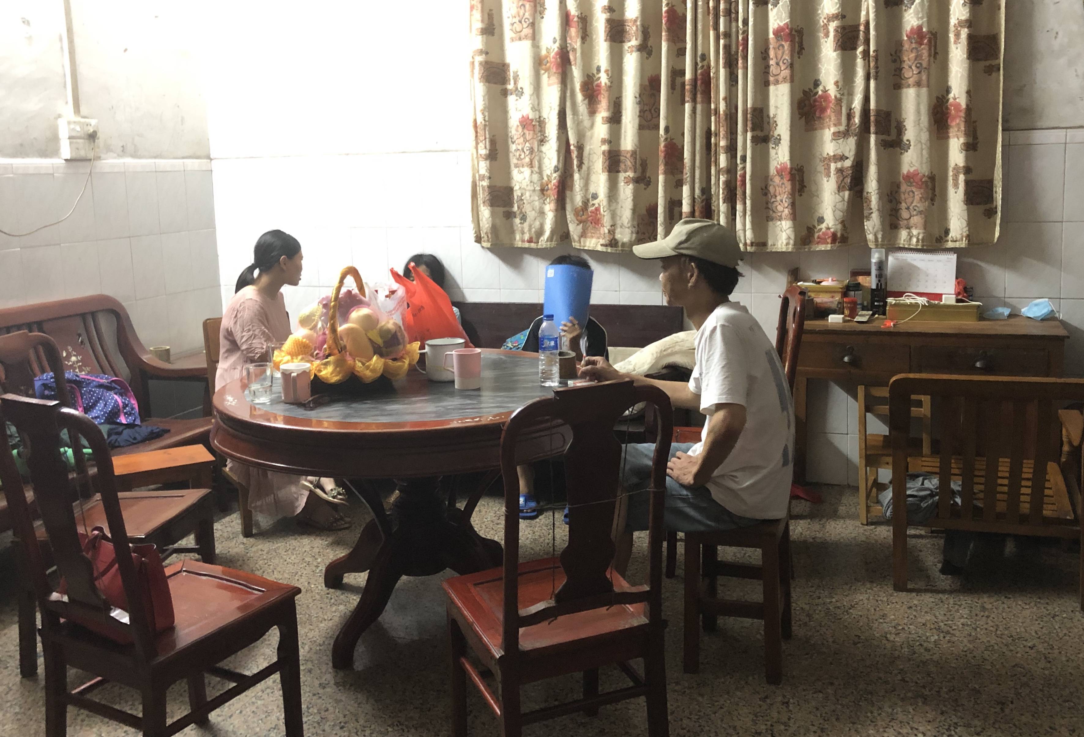 心理|“牵狗女孩”再回应：没看到老人被狗绳绊倒，事后害怕做噩梦