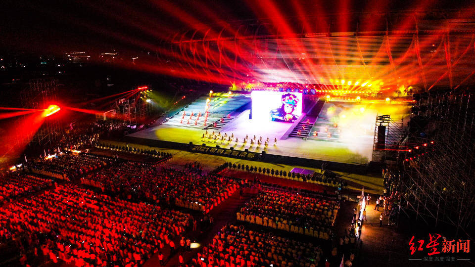 苏辰庚|燃！“爱成都 迎大运”主题晚会开场，“杨门女将”鼓动东安湖