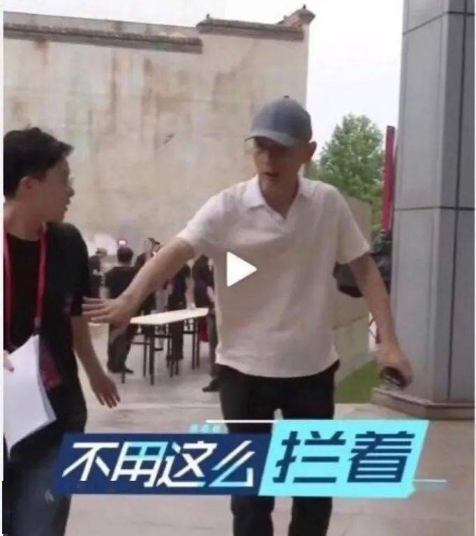 李佳琦深夜为保安“推人”道歉:只是个主播,