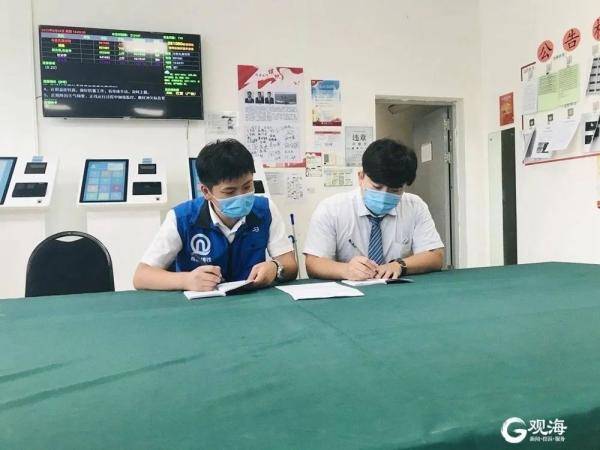 刘全彬|咣当！女子头朝下摔倒在地铁扶梯上，动弹不得，此时冲出两人……