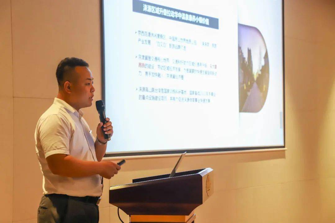 实拍图 / 华中小镇案场经理杨文