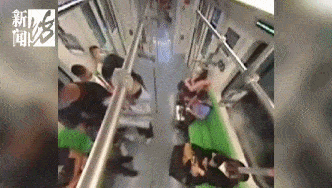 争执|吃相难看！上海地铁连发殴打事件，两个保安竟打到地上去了…