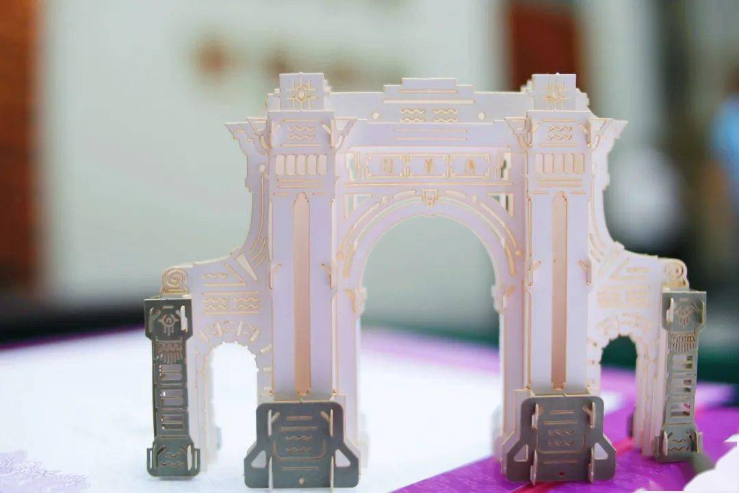 鲜花|3D校门、AI助手、鲜花“带货”……高校录取通知书精彩亮相