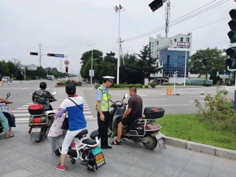 电动车闯红灯逆行乳山交警将严查