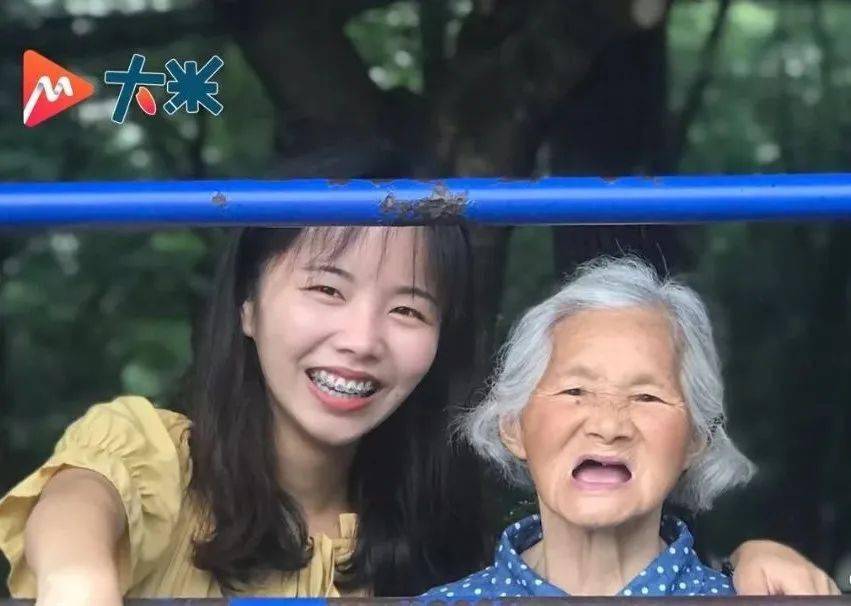 孙女带85岁奶奶拍毕业照，网友：想我奶奶了