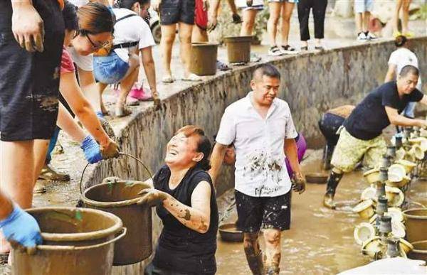 淤泥|清淤搭把手 重建添把力——重庆及时做好洪水退后清淤消杀等工作