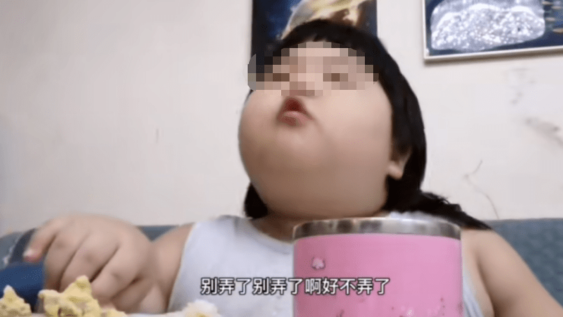气炸|网友气炸！父母却兴奋宣布……3岁女孩被喂到70斤当“吃播”赚钱
