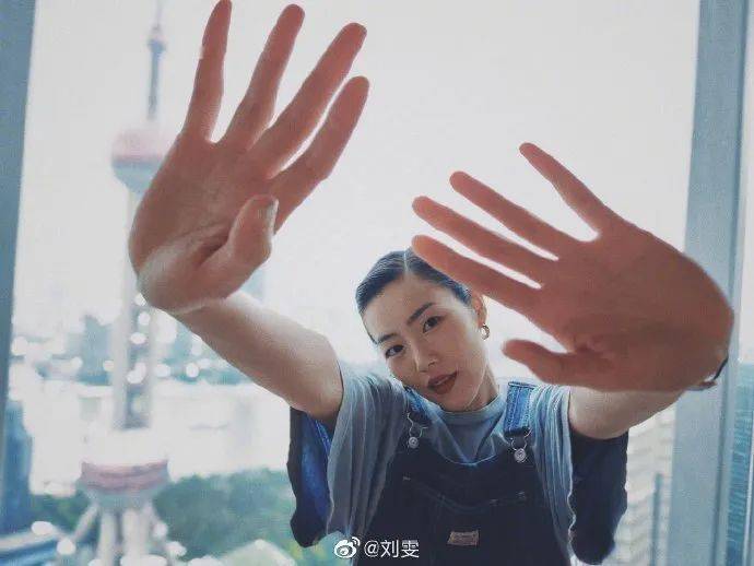 娜比|早秋第一件单品我选好了！是杨洋娜比都Pick的背带裤~