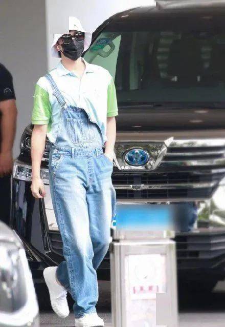 娜比|早秋第一件单品我选好了！是杨洋娜比都Pick的背带裤~